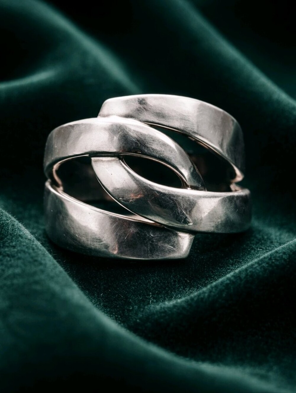 Quality 925 Silver Contempary Love-Knot Ring wt Tiny Ruby In Back Of Band Size 7
